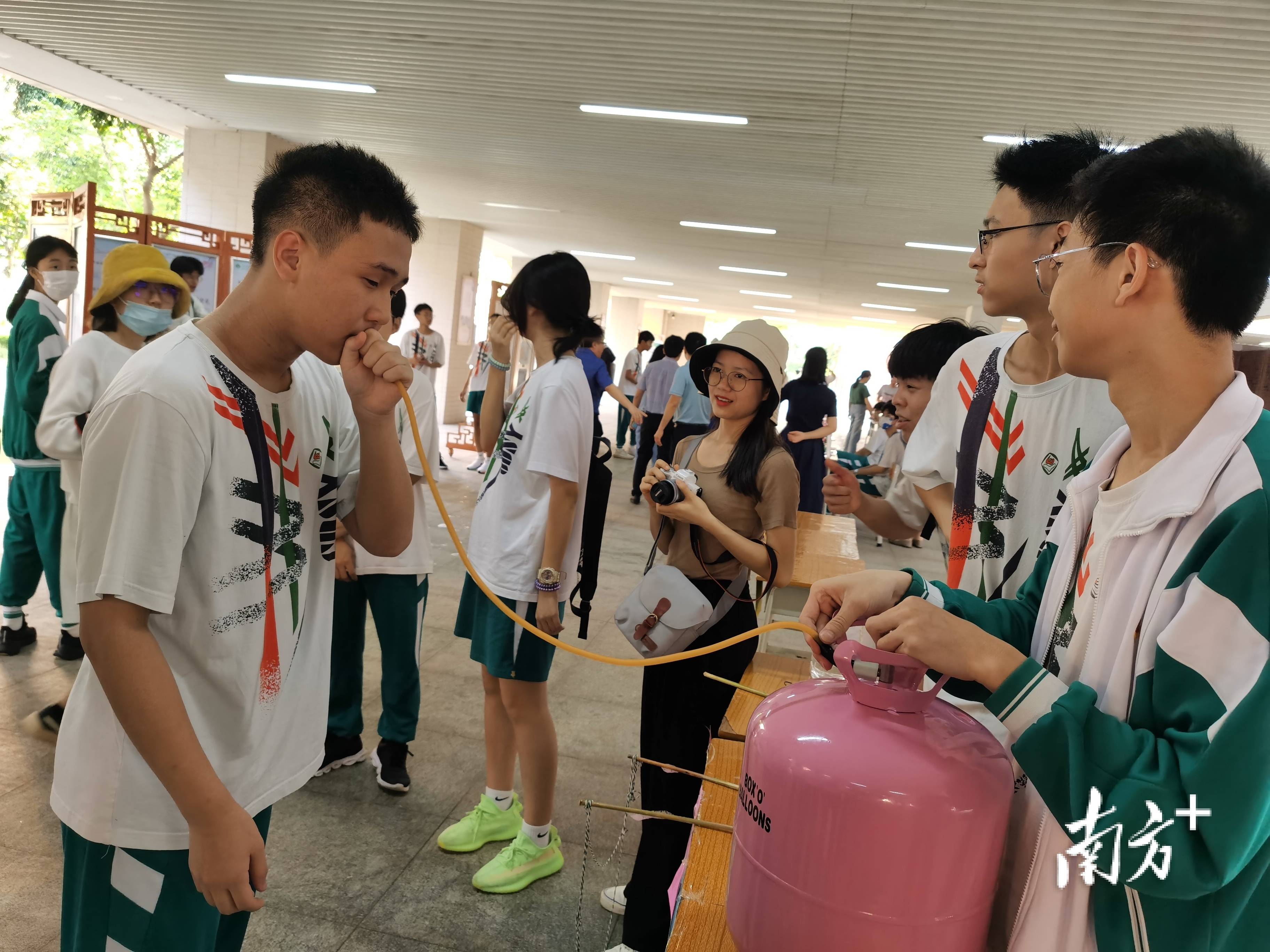 对此,省实金湾学校通过校园科技节,社团活动,科技研学活动,专家讲座