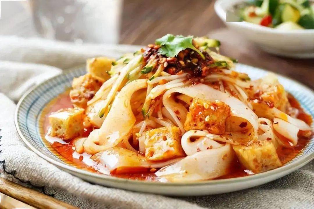 凉皮,起源于陕西关中地区的汉族传统美食,是擀面皮,面皮,米皮,酿皮的