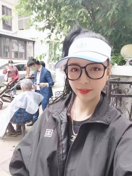 张羽希发现,由于大家已经隔离了2个多月,每一个人的头发都好长好长