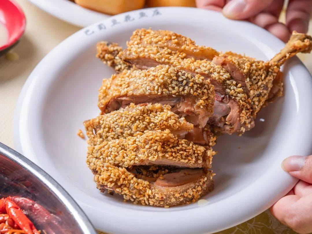 香酥脆皮芝麻鸭 ··= 香酥芝麻鸭加持,get丰富菜品 =02热油爆香