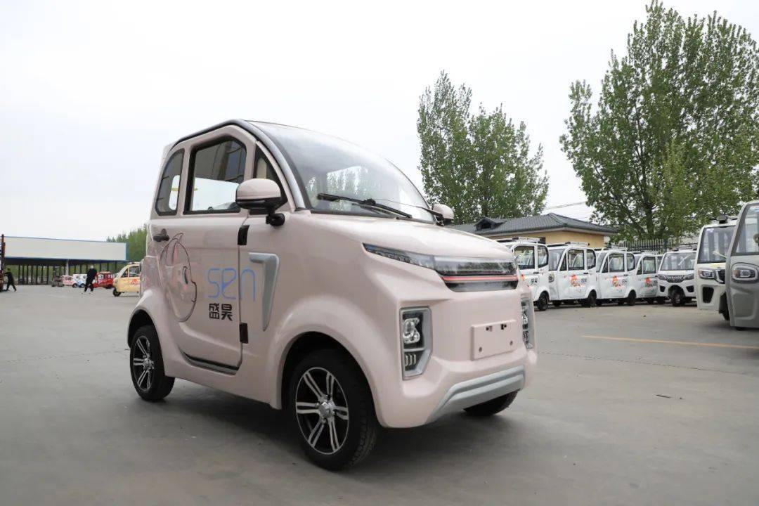 f8对标汽车级工艺,搭载高品质聚能电机,超大空间布局,四轮独立悬挂