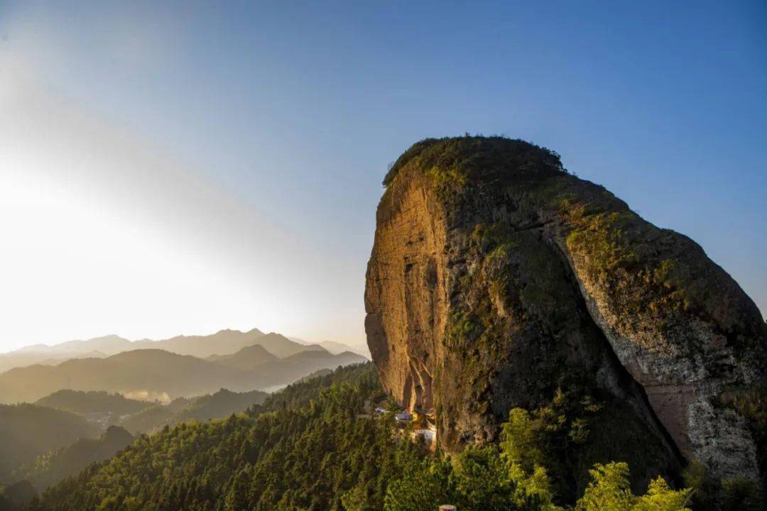踏上广丰铜钹山这块遁世休养的净土,清秀阳刚糅合的"奇石"——白花岩