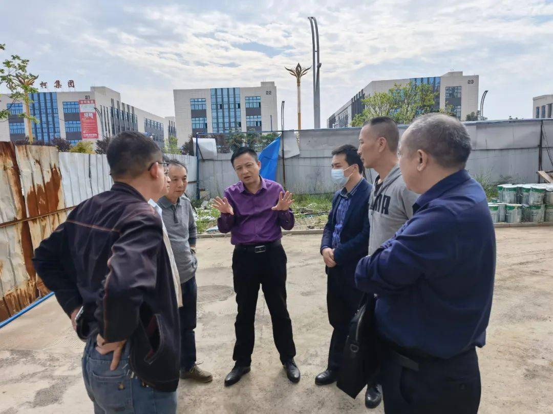 在案发现场,黄辉庆同志仔细询问了案发细节及现场勘查