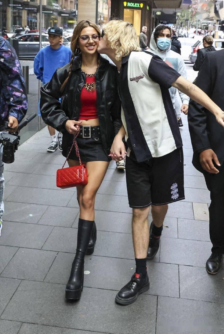 说唱歌手乐洛伊小子与女友外出购物笑容甜蜜幸福满满