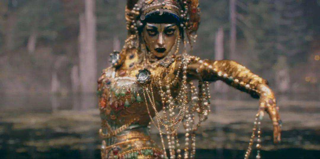 一位聋哑战士在河边拾起了一块神秘的金子,唤醒了全身被黄金和珠宝