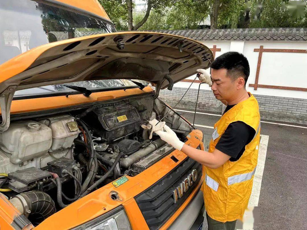 据了解,1999年从部队退伍的饶剑,现在成都工务段某车间担任汽车司机.