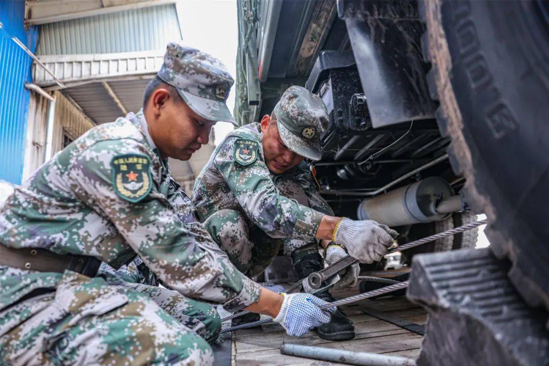 直击跨区域铁路装载现场 锤炼部队远程投送能力_车辆_加固_任务