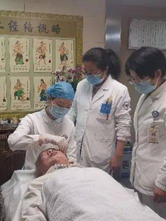 中医辨证,为老先生制定了个性化诊疗计划:1,复方樟柳碱颞浅静脉旁注射