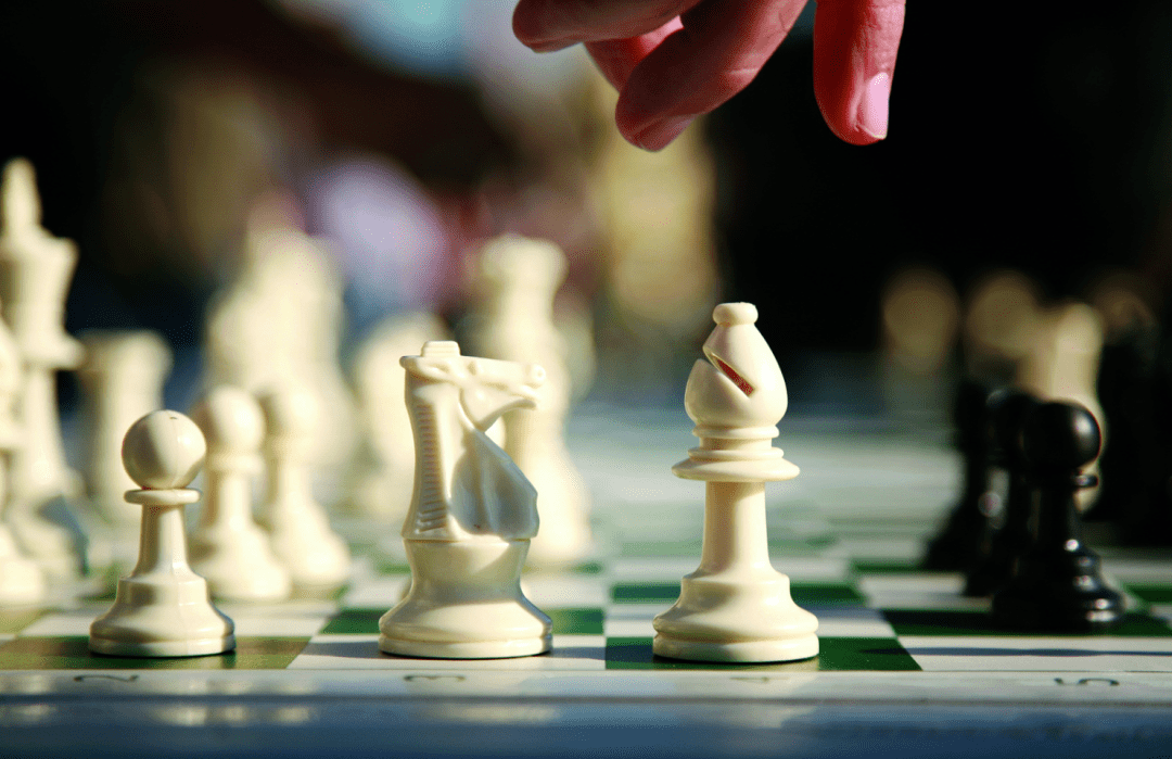 国际象棋特级大师叶江川走进桂林市中小学校掀起对弈热潮