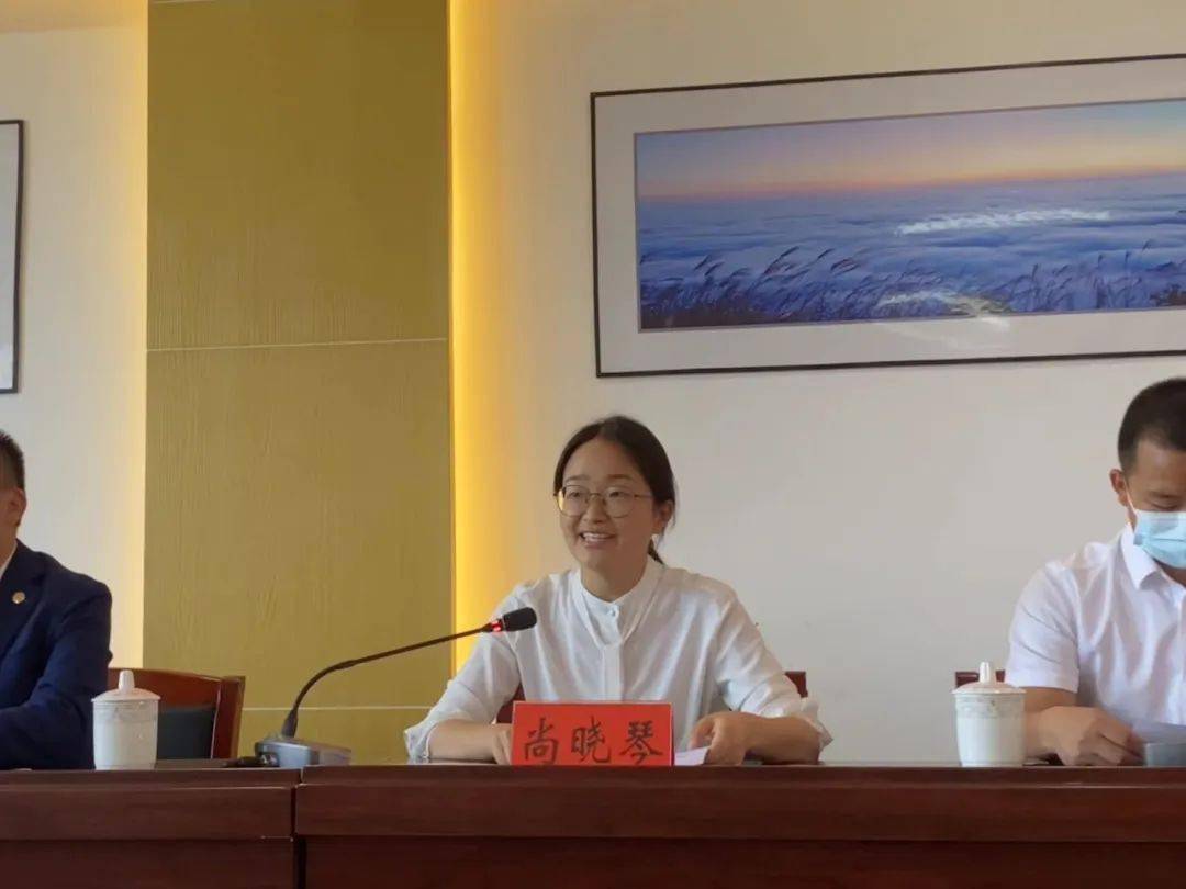 县人民政府副县长赵雪峰,宣布龙山县"八面红"直播电商人才成长营正式
