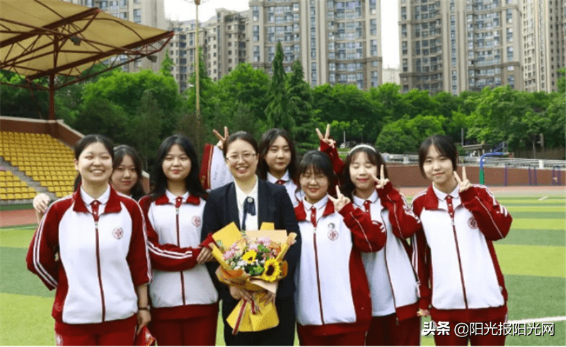 曲江一中校长陈勇刚深情回顾了学子们在曲江一中三年的成长.