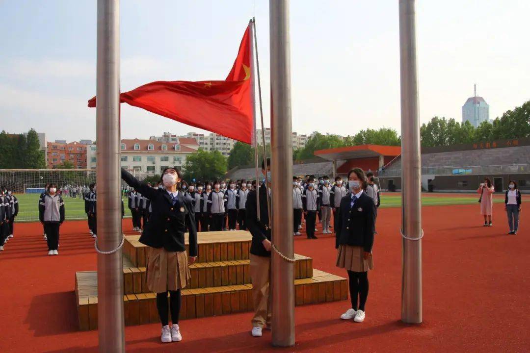 助力高考铭志青春圆梦六月青岛二中分校举行祝福高三升旗仪式