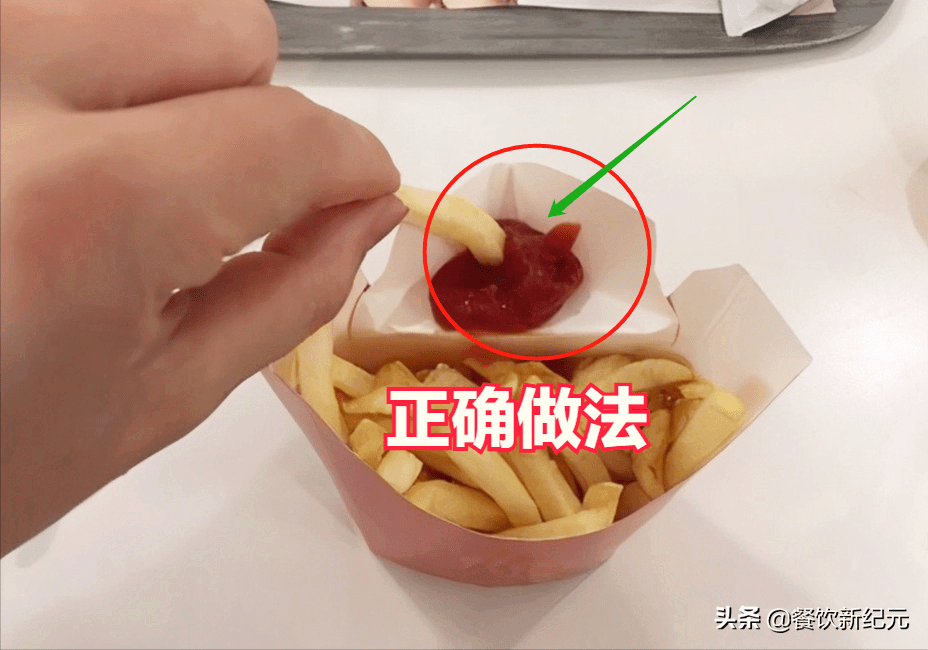 那如果不将番茄酱挤在餐纸上,那应该怎么吃?难道还挤在手上吃不成?