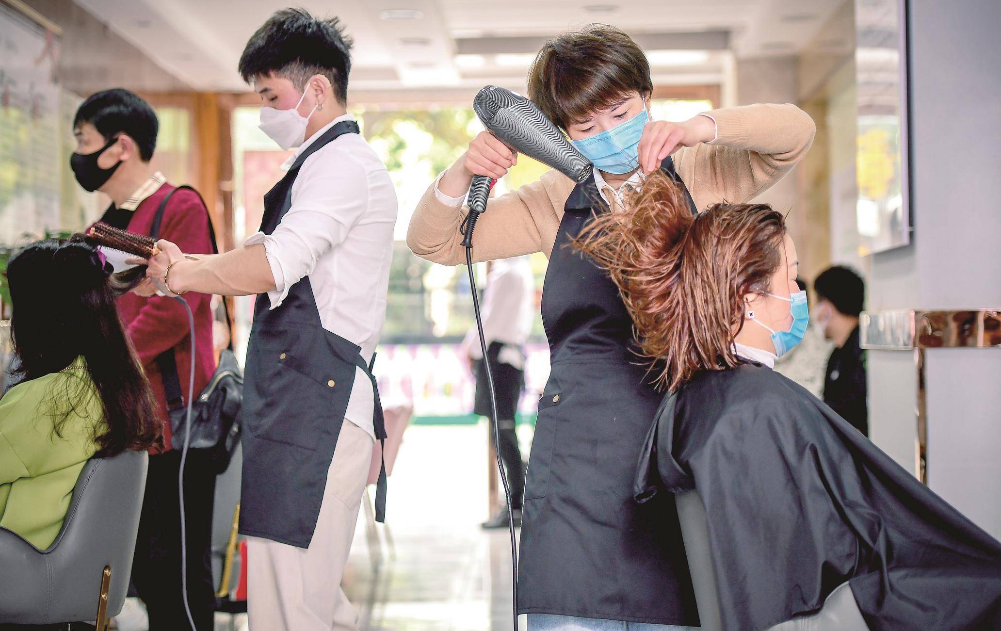 包括店主叶雪静在内的理发师都是聋哑人,他们靠着不服输的韧劲,2019年