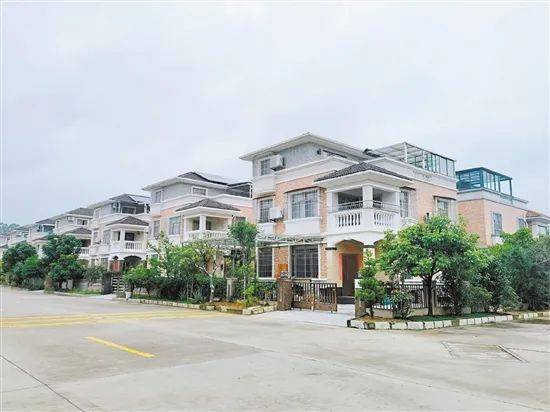 奇榜新村按园林小区模式整体规划建设别墅400多栋,目前,村民已基本