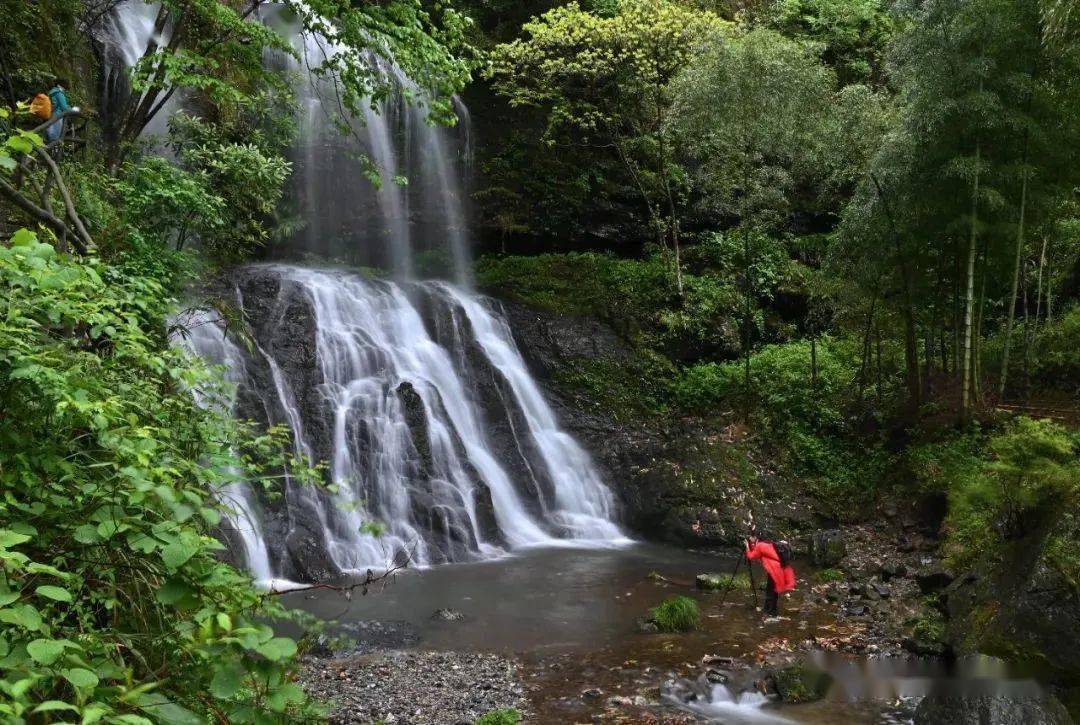 莲花山上飞瀑流泉,景色秀美