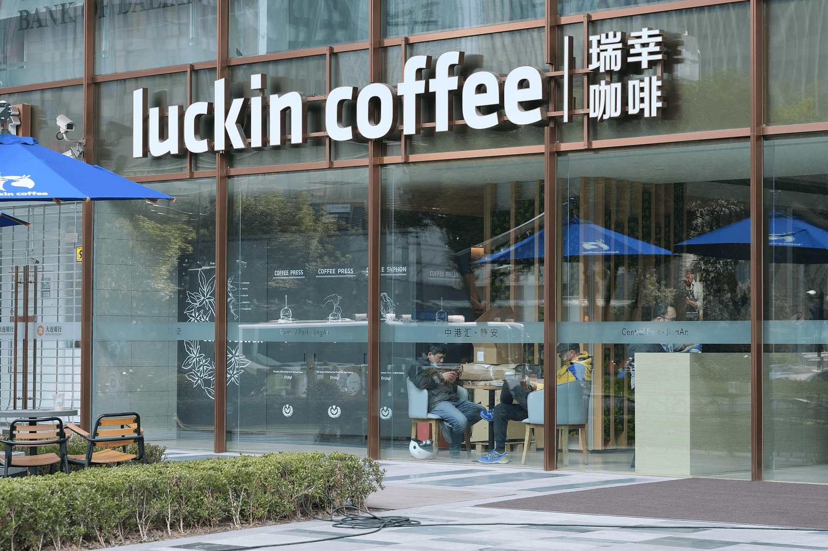 瑞幸咖啡季度经营利润首次转正,联营门店收入增239%