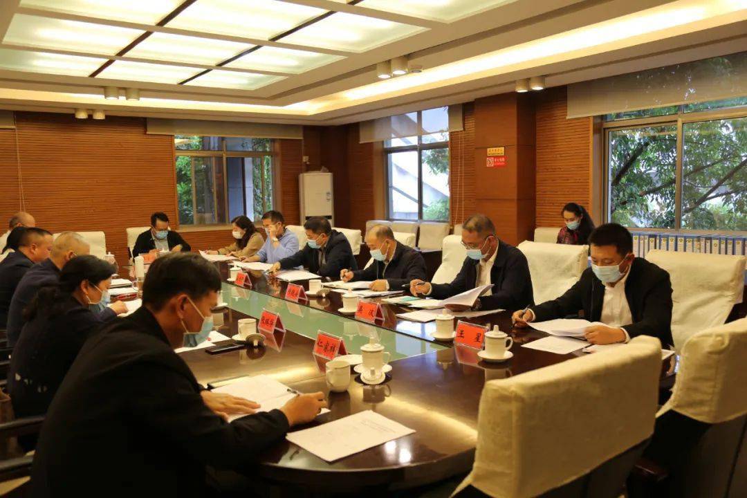 汇报会上,吴鹏副市长向检查组汇报了蒙自市贯彻实施"一法一条例"情况