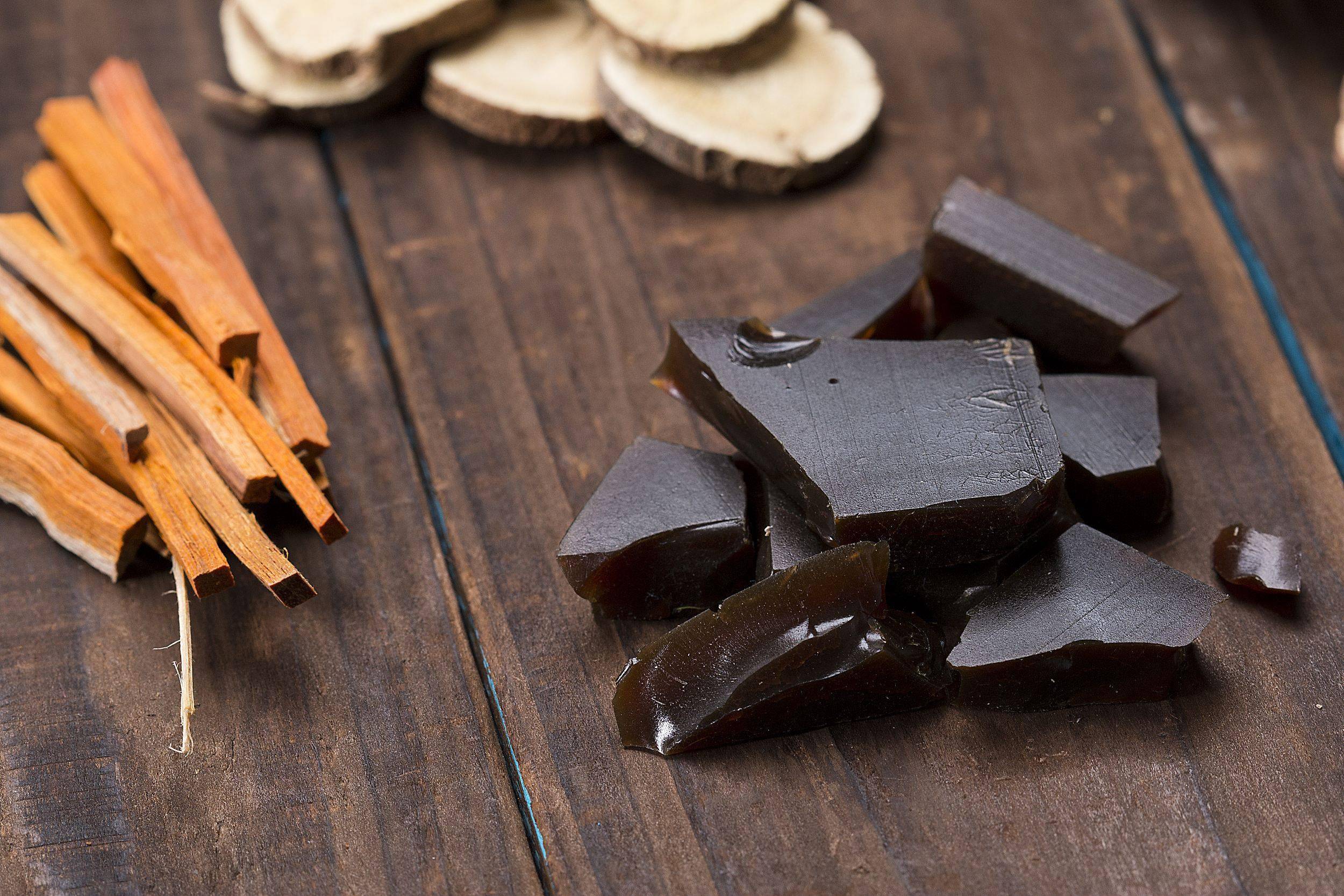 此药源自动物,自古受女性喜爱,拿它当糖吃就当给你补身体了_阿胶_中药