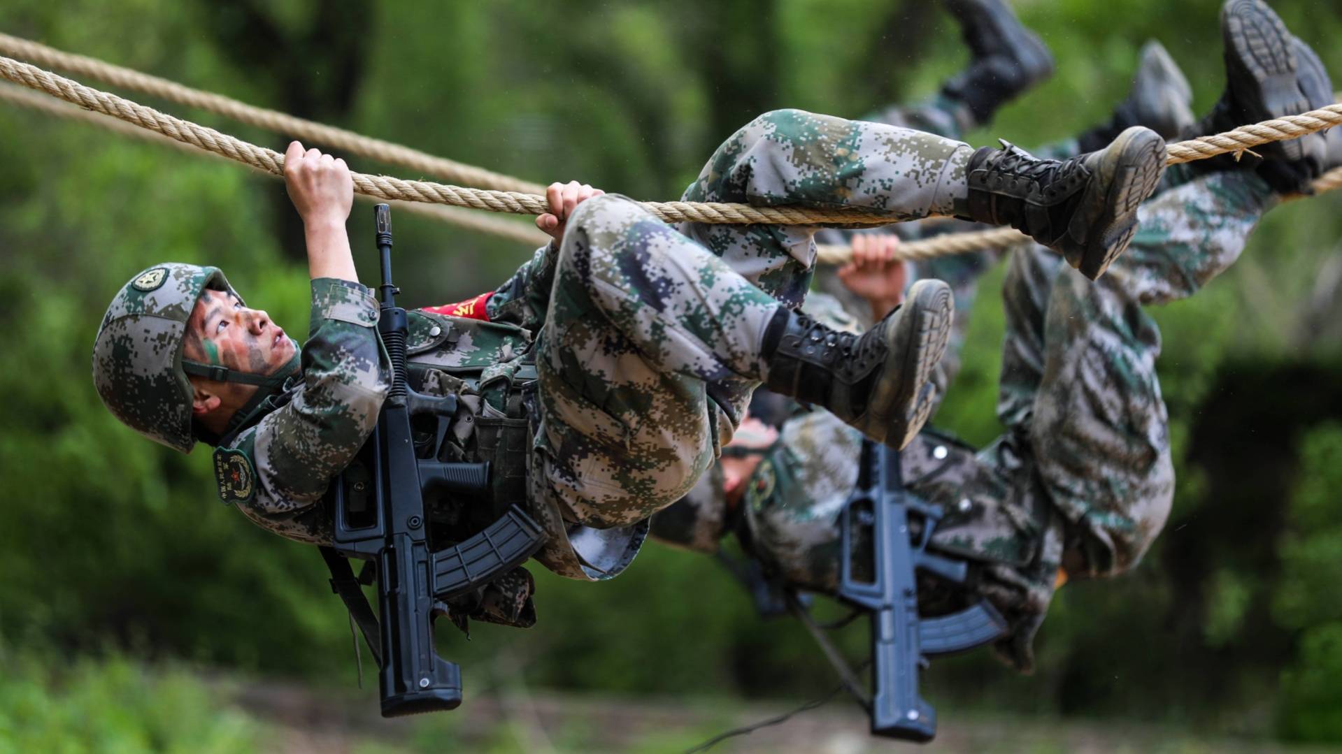 陆军炮兵防空兵学院士官学校组织毕业学员开展战斗体能比武考核
