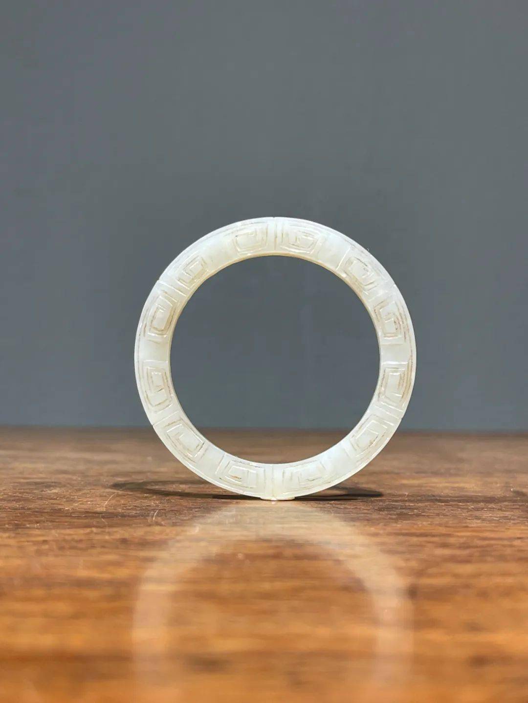 此籽料白玉回纹璧式袈裟环,除表面有细微老磕碰与风化痕外,基本保存