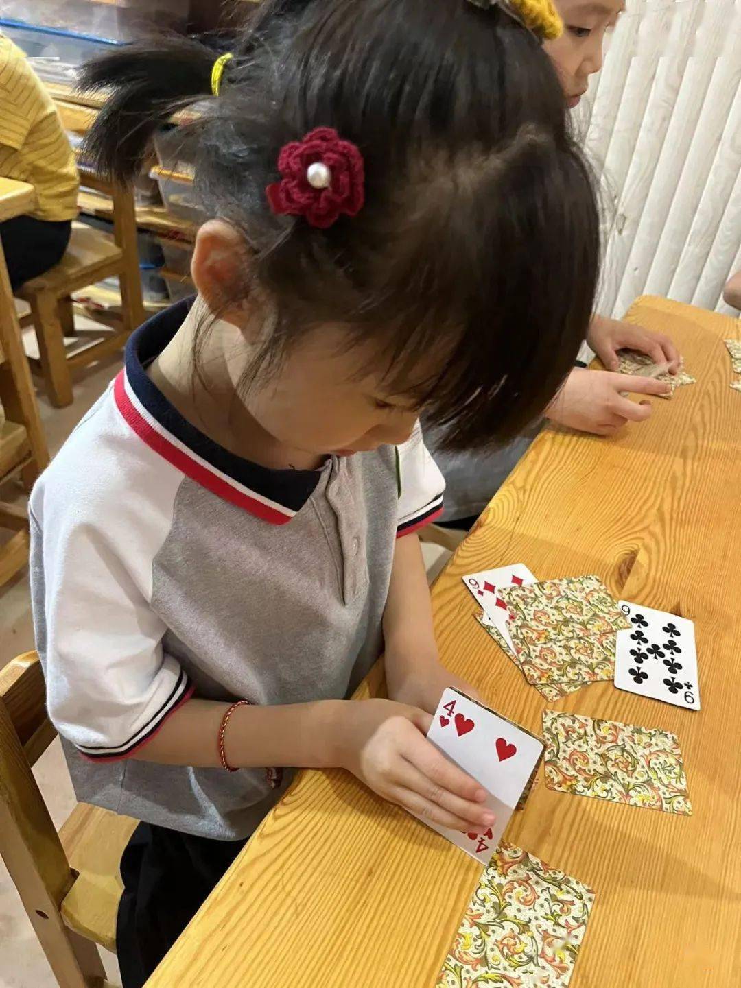 至德·关铝幼儿园【安吉游戏—小扑克 大智慧】_纸牌_手部_发展
