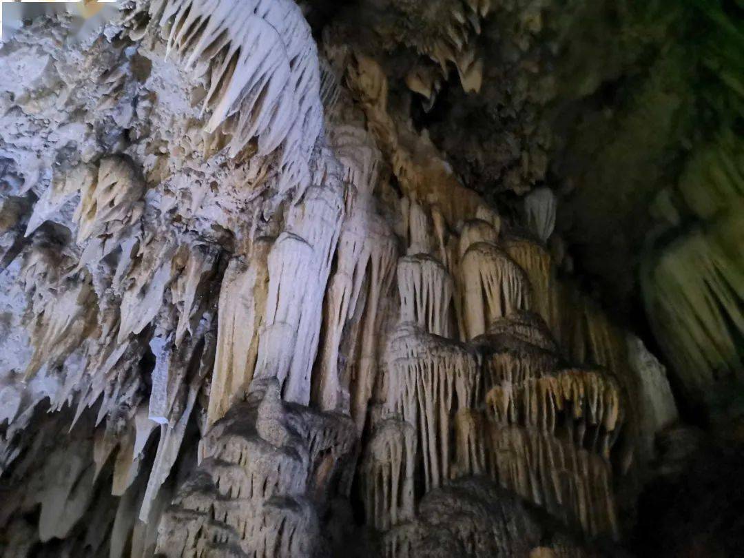 從魯甸縣城驅車前往梭山鎮黑石大洞,看怪石嶙峋,置身於石柱叢林,窺探