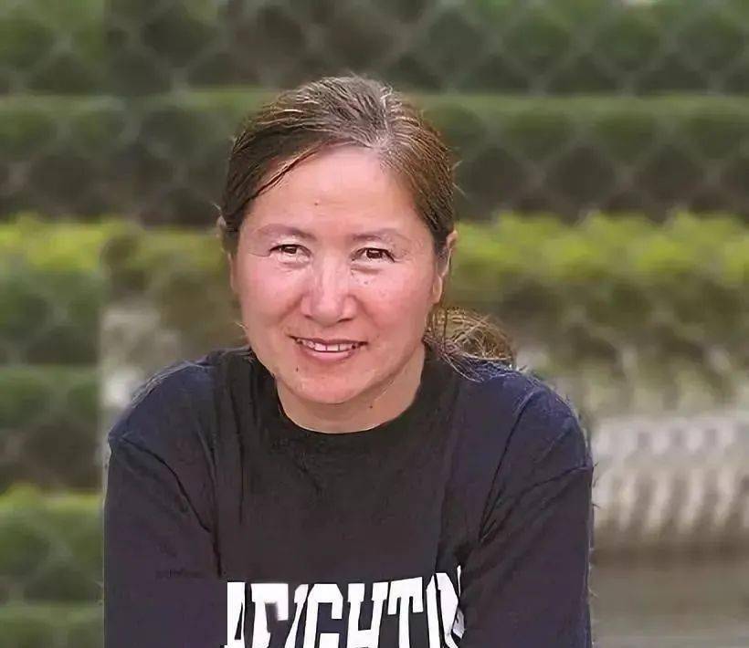 在美国克瑞顿大学教授袁劲梅写给一位被「开除的中国留学生」的信中