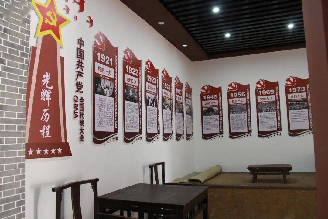 马提灯……一件件陈旧的生产,生活用具,承载着乡土记忆,墙壁展板上