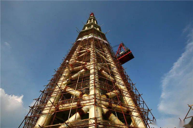 广州塔建设的过程工人不辞辛苦在高空中作业场面极其震撼