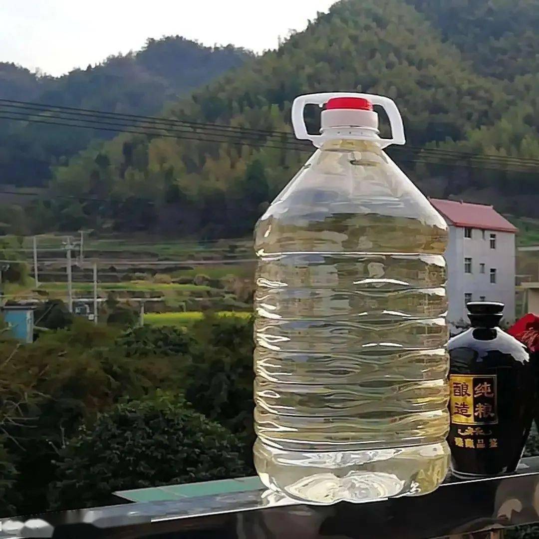 同是粮食酒农村的自酿白酒为啥卖不动老酿酒师这样说