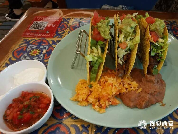  在墨西哥食物中，美味的塔可（Taco）占据着主食C位，用玉米制成的薄饼呈金黄色，包裹起牛肉或者鸡肉、蔬菜、红豆泥，吃时配上酸奶油或番茄莎莎蘸料，口感爽脆，肉香四溢；餐厅招牌菜法嘿塔牛肉卷也是墨西哥菜肴中…