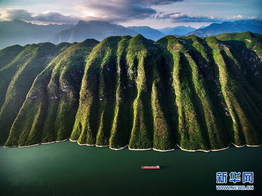 重庆：绝美视角“瞰”长江三峡版“只此青绿”