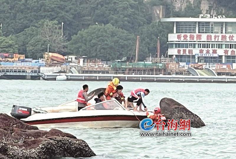 一女子在厦门海域跳海轻生 消防队救援队十分钟救上岸 人员 鼓浪屿 鹿礁路