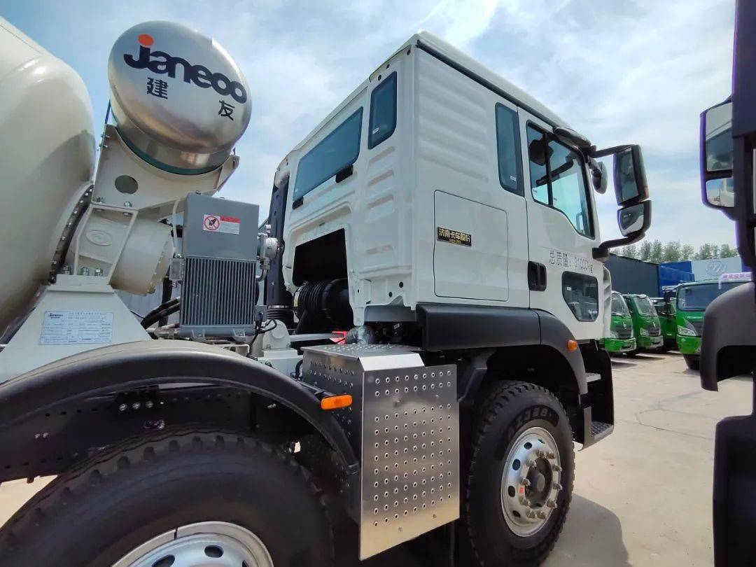 中国重汽豪沃tx搅拌车潍柴wp8重汽10挡变速器容积777方