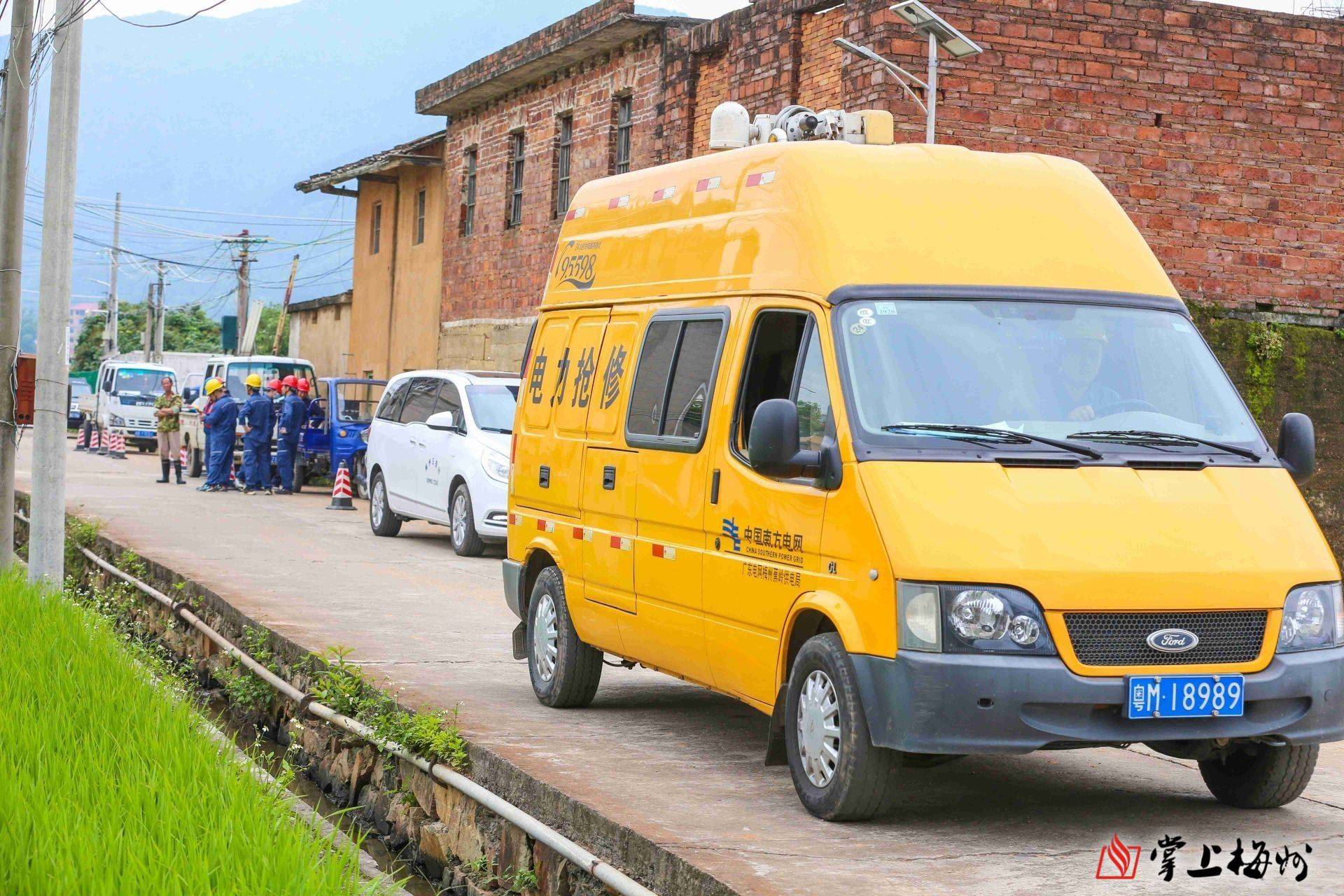 电力抢修车为群众用电保驾护航.
