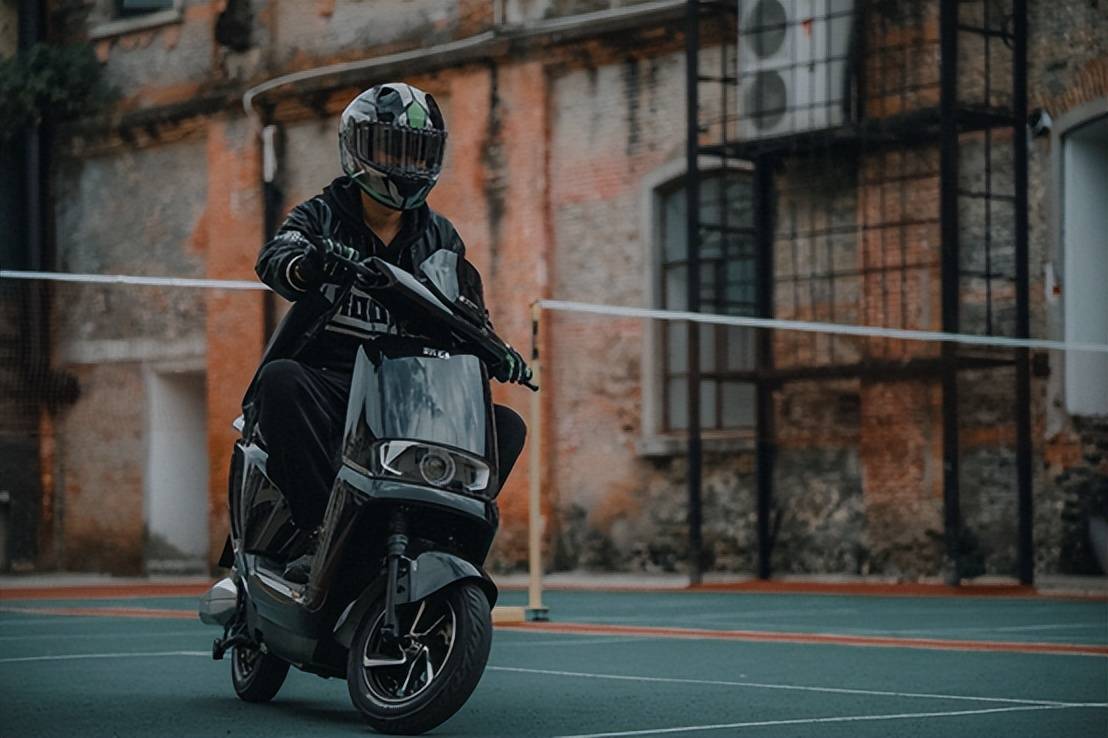 新日超能跑系列gf6年轻人的出街潮态度