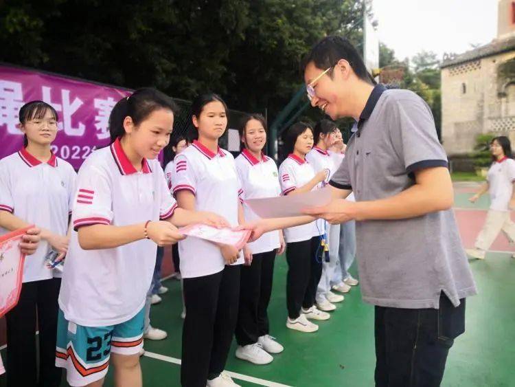 高手过招博白县中学趣味挑战绳彩飞扬阳光体育乐趣多