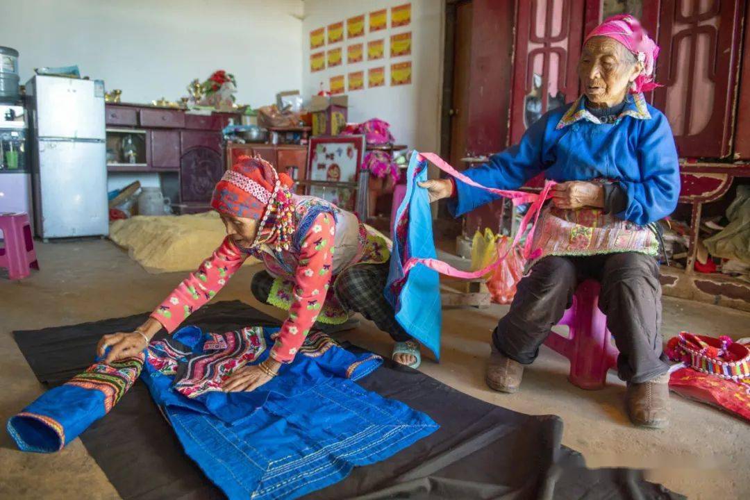 文联邀请来采风,刚到村口便被一位穿着古老的僰人服饰的老妇人所吸引