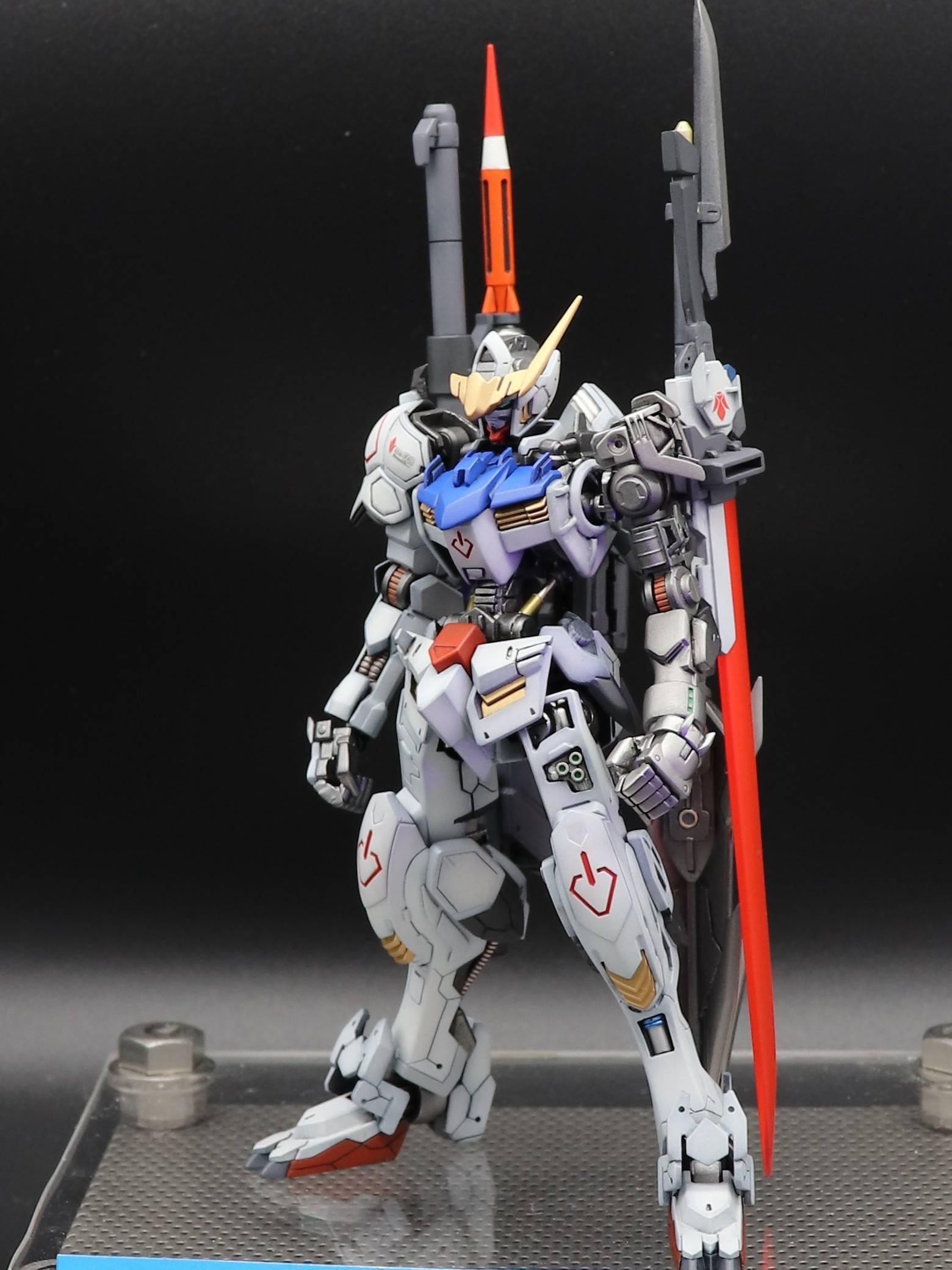 手里的剑装也进行了红色涂装的改造,看起来像是增加了热能结构.