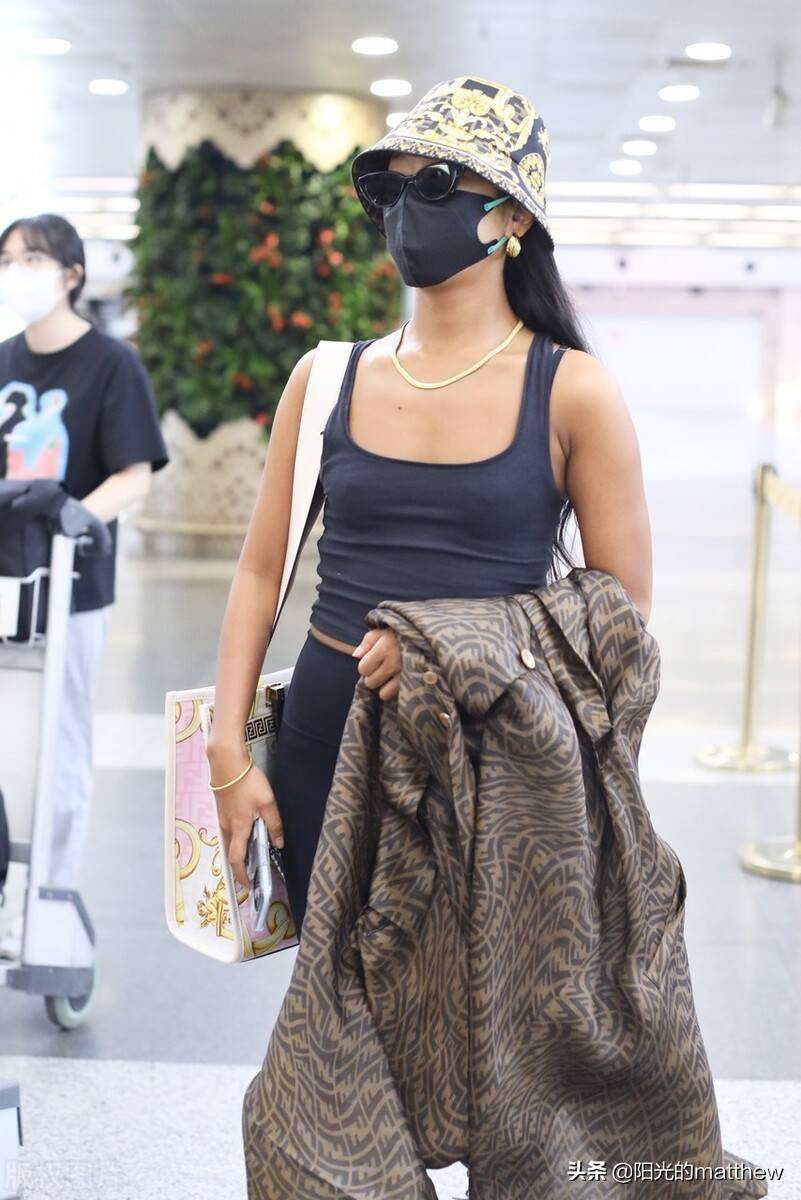 街拍吉克隽逸挎彩印包穿无袖体恤清爽秀丽