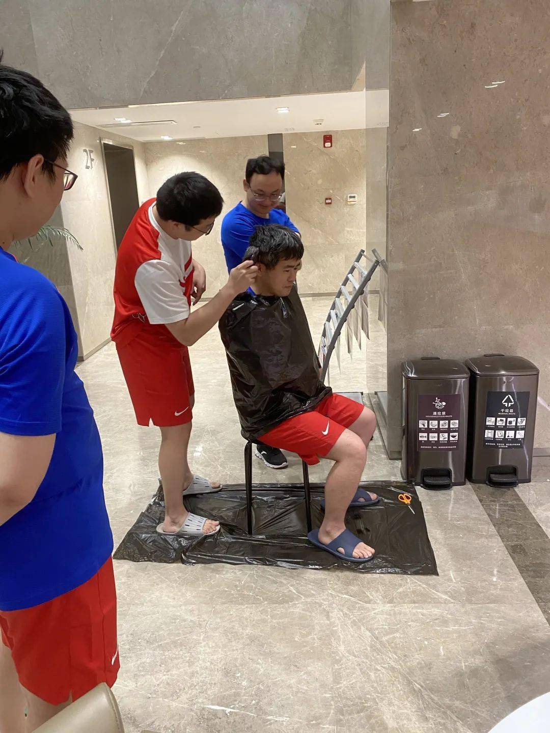 我们的头发肆无忌惮地长着大家越来越想念tony老师了