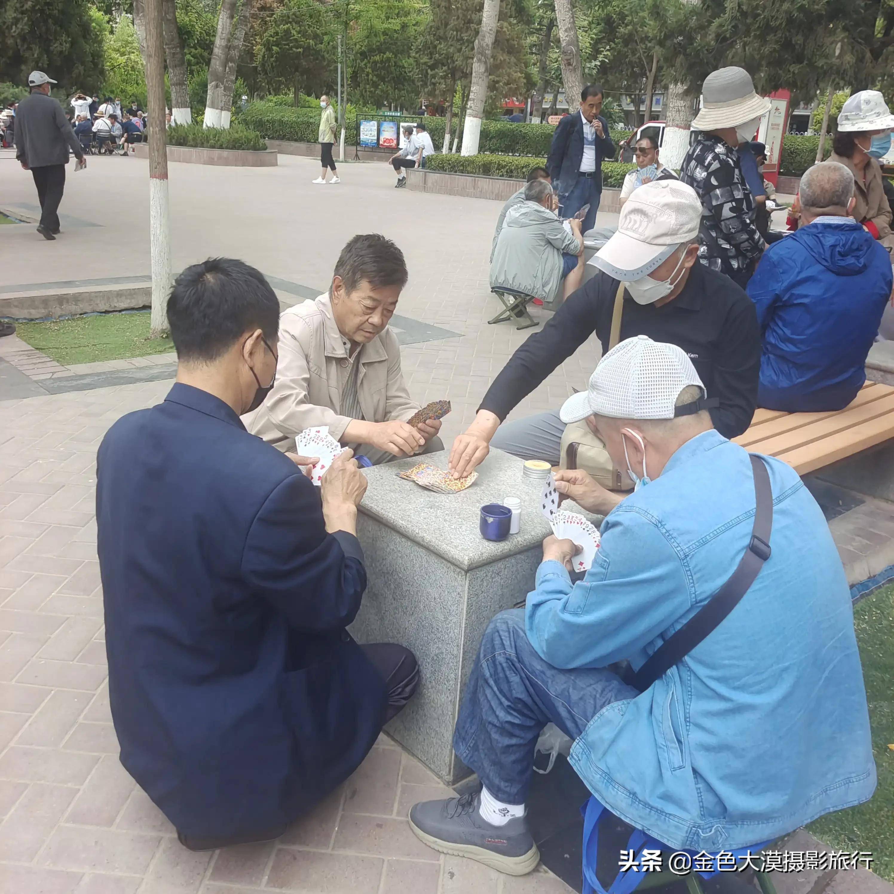 兰州黄河之滨也很美,老人们悠闲娱乐的养老也是一道美丽的风景线