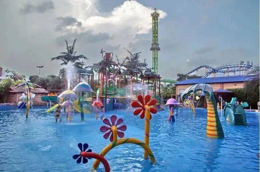 南宁加勒比水世界穿比基尼的季节到了平均五毛玩一天仅99元享单人玩水