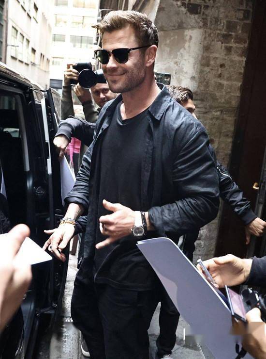 持帅鲨人!锤哥出街被围堵 短发造型展型男魅力