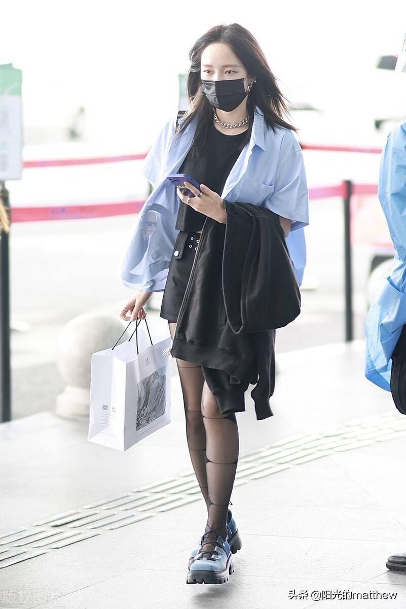 街拍孟佳蓝色短袖衬衫黑色t恤短裤甜酷风