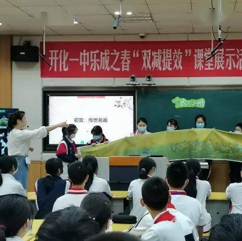 科学组余国飞老师以《科学探究中的读题和规范表达》为主题,由实例到