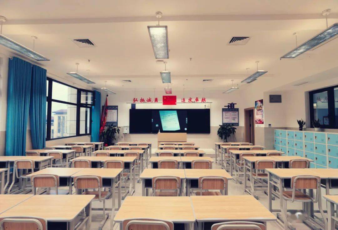 南高有超一流的软硬件设施,教室宽敞明亮,电教设备一应俱全,护眼灯,直