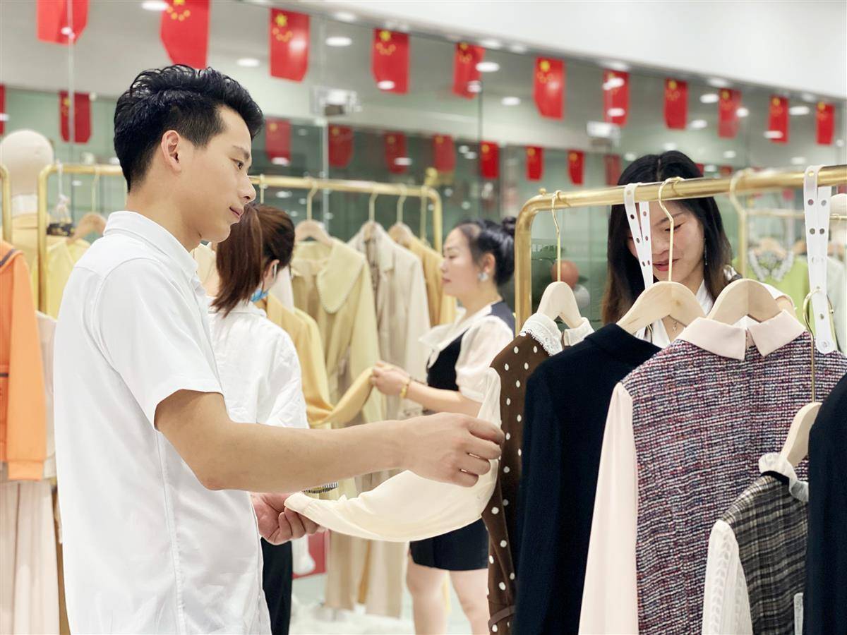 线上线下双通路汉口北助推汉派服装畅销全国
