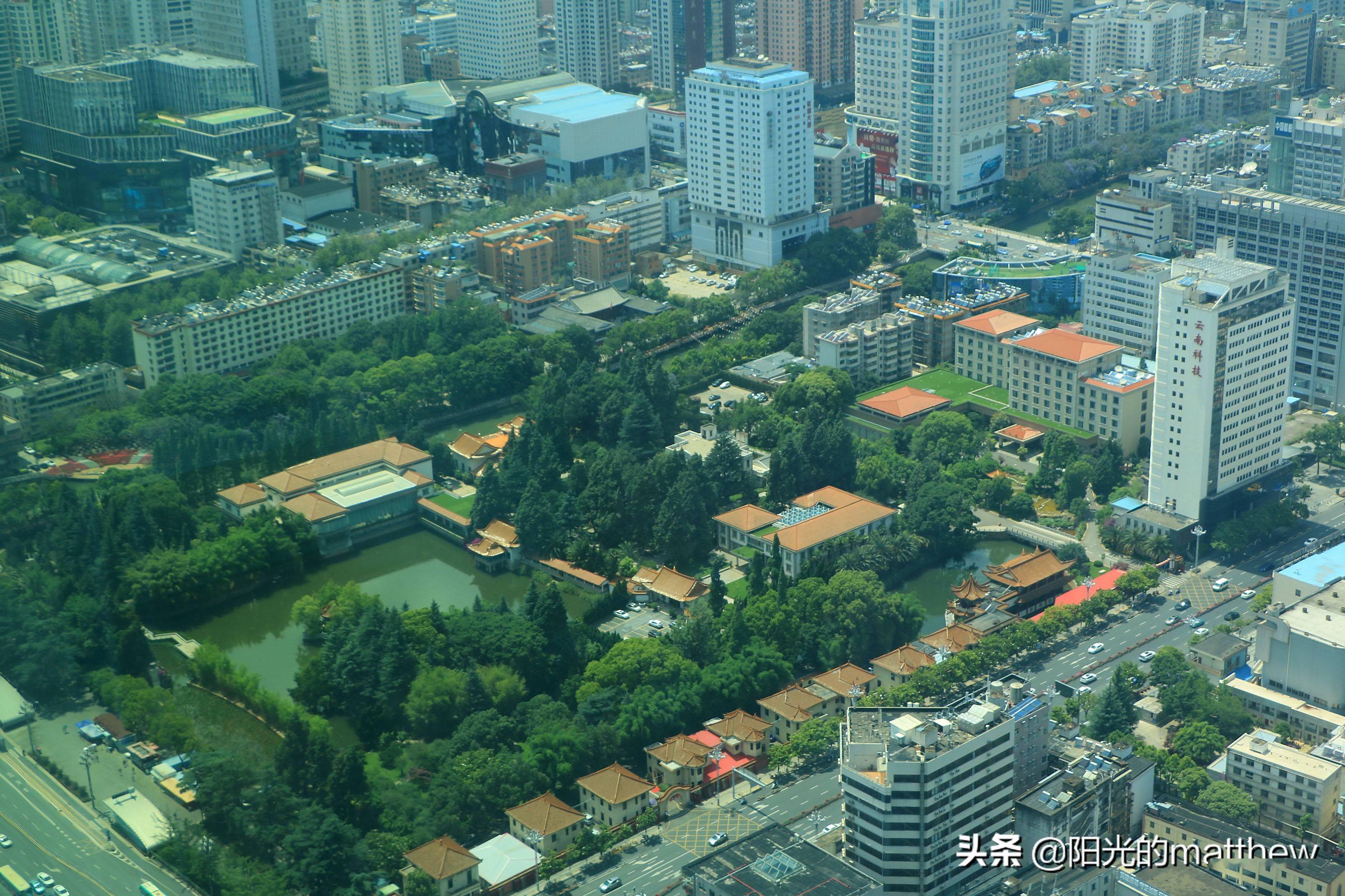 在昆明最高地标俯瞰城市风景,举目远眺城市风景美